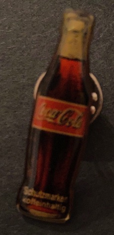 04897-1 € 1,50 coca cola pin flesje.jpeg